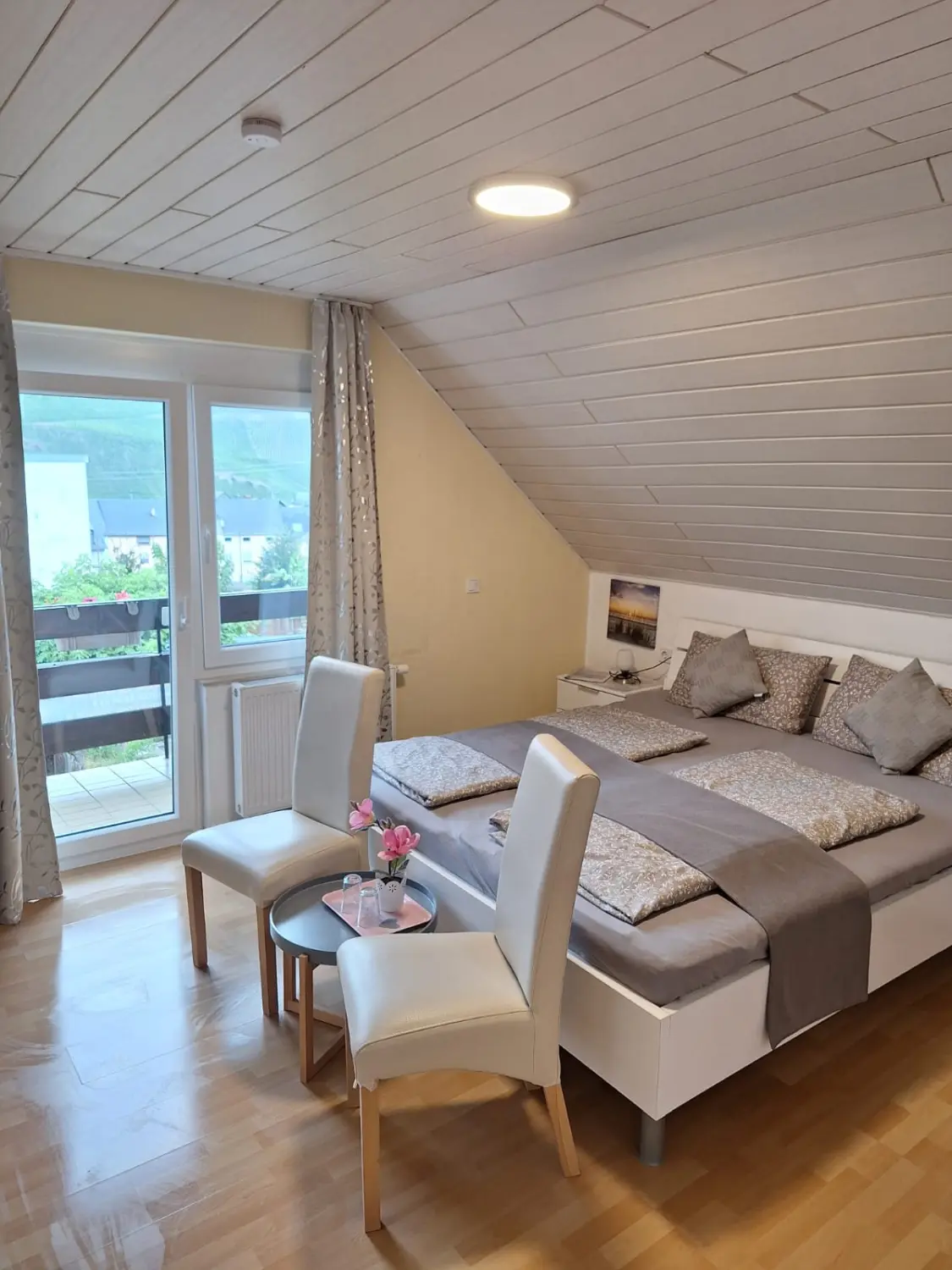 Gästehaus Barbara - Schlafzimmer mit Doppelbett und Couchtisch und 2 Stühlen