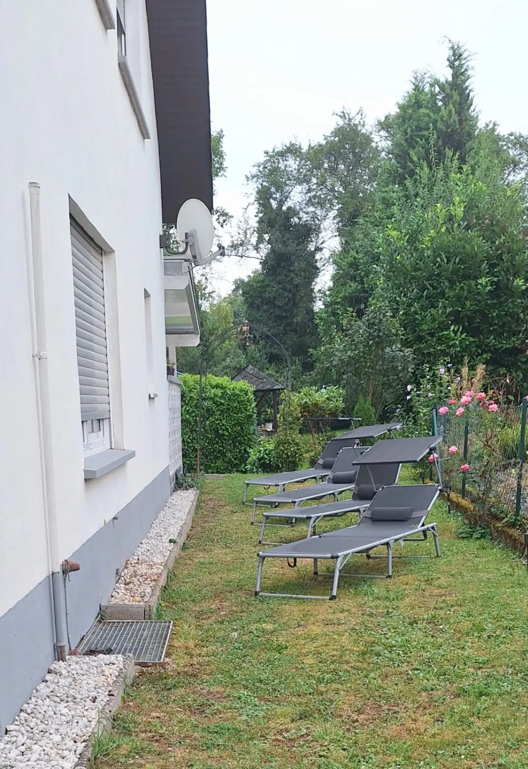 Gästehaus Barbara - Hinterer Garten mit Liegestühlen