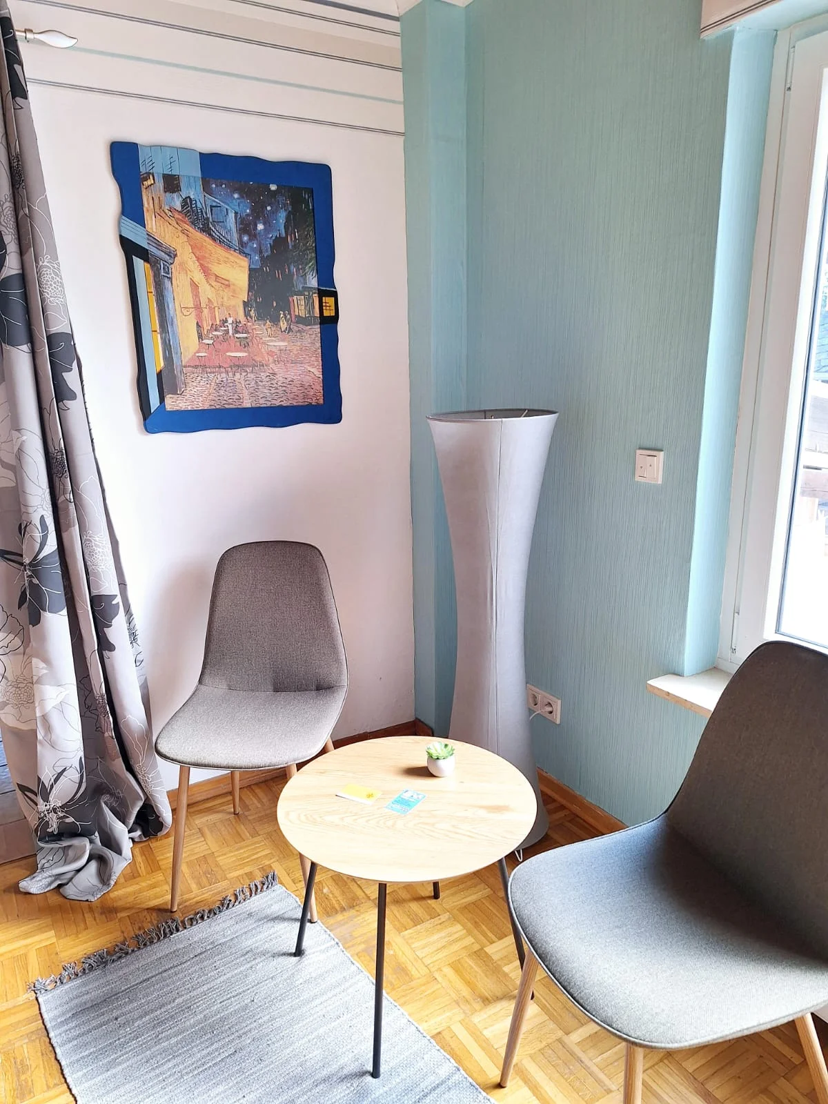 Gästehaus Barbara - Zimmerecke mit Couchtisch, Sessel und Wandgemälde