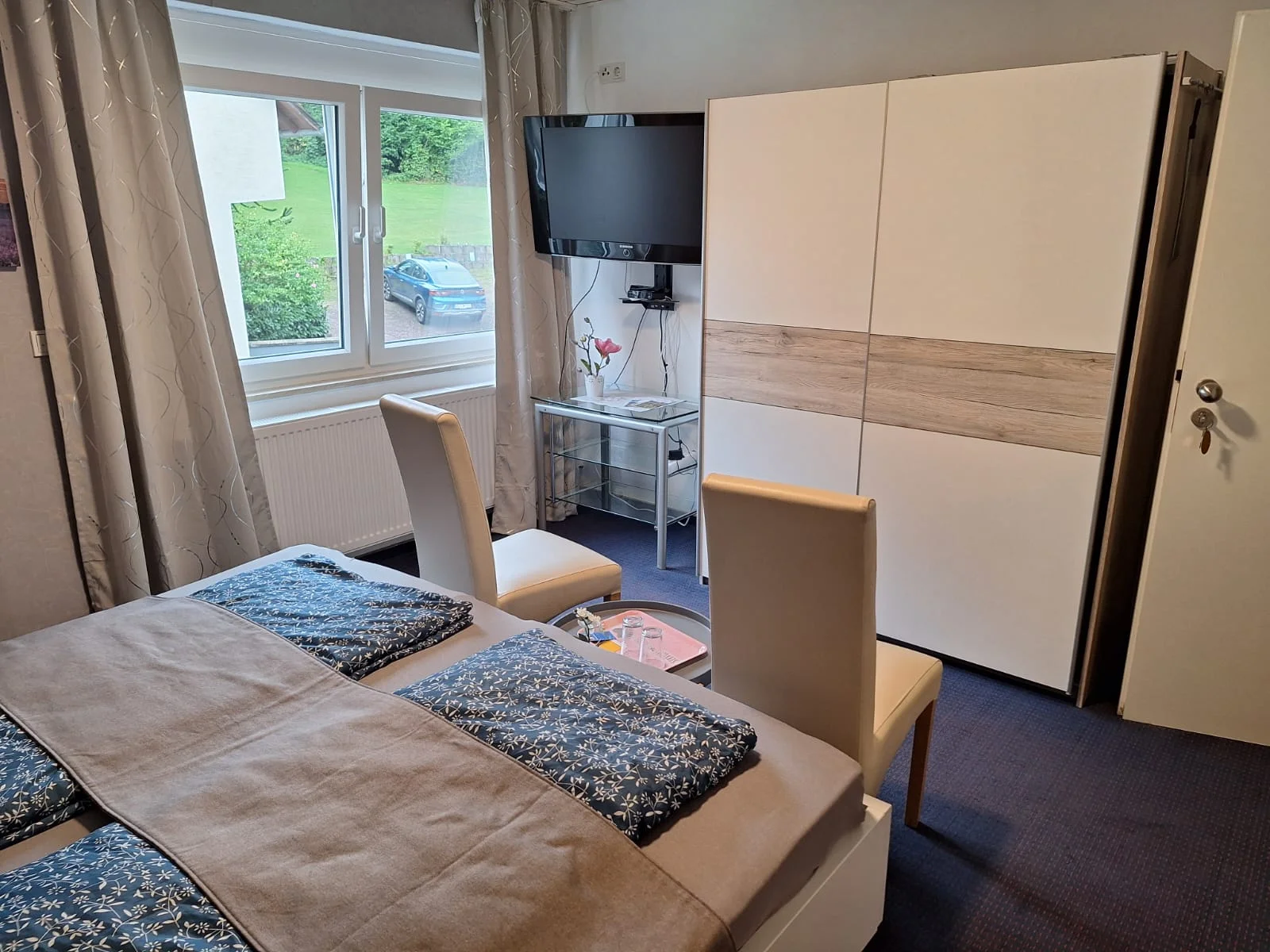 Gästehaus Barbara - Mittelmosel-Schlafzimmer mit Fernseher, Sessel und Sitzecke